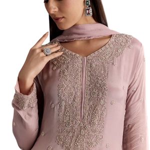 Color lavanda Chinon Kurta Set con Moti e cuttdana Dupatta elegante abbigliamento da festa etnico per donna - Product Image 3