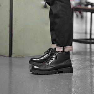 Bottines classiques en daim avec semelle antidérapante et semelle intérieure rembourrée pour le bureau et les occasions professionnelles - Product Image 1