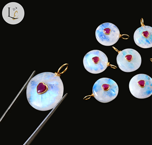 Colgante de Piedra Lunar Arcoíris Natural con Incrustaciones en Forma de Corazón, Hecho a Mano en Plata de Ley 925, Colgantes Finos al por Mayor - Product Image 2