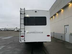 Remolques de Viaje para Campistas 4x4 de Alta Calidad 2025 2026 Heartlands Sundance Ultra-Lite 29RLBS con Cable de Alimentación Desmontable de 50 amperios Disponibles - Product Image 5