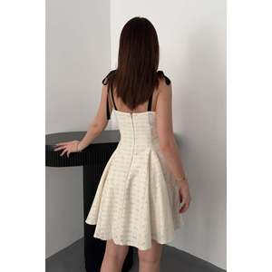 Vestido beige con hombros descubiertos y cordones - Beige - Product Image 5