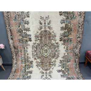 Alfombra Turca Grande de 5.5x8.9 pies, Alfombra de Lana a Cuadros Marrón Vintage - Product Image 2