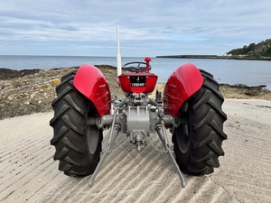 รถแทรกเตอร์วินเทจสีแดง Massey Fergusson 35 ขับเคลื่อน 4 ล้อ รถแทรกเตอร์คลาสสิกสำหรับงานเกษตรกรรม - Product Image 4