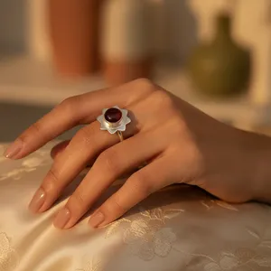 Anillo de Plata 925 con Turquesa Natural en Forma de Flor para Mujer, Bañado en Rodio, Incrustaciones de Piedras Preciosas Talladas, Engaste Principal de Platino y Rodio - Product Image 1