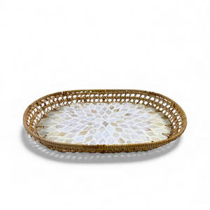 Bandeja de Ratán con Incrustaciones de Nácar Estilo Bohemio, Hecha a Mano con Borde, para Servir Alimentos, Decoración de Mesa y Exhibición del Hogar, Vietnam - Product Image 1