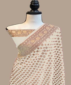 Saree en coton chic avec détails imprimés et embellissements de perles pour un usage décontracté et quotidien - Product Image 3