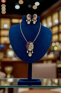 Ensemble de boucles d'oreilles et pendentif en plaqué or Kundan Polki et rubis - Product Image 2