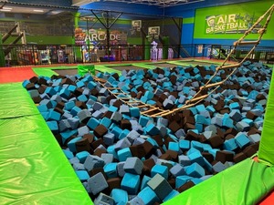 Matériau en PVC TPE de fosse à mousse gonflable de qualité commerciale personnalisé en usine Protection d'entraînement de gymnastique supérieure pour l'utilisation en salle de sport - Product Image 2