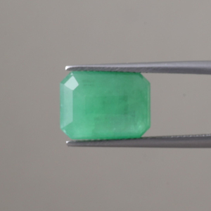 Esmeralda Natural Suelta Certificada por IGI, 5.62 Quilates, Corte Octogonal, 12.5x9mm, Tallada a Mano, Pulida, Verde Claro, Encerada/Aceitada, Excelente - Product Image 3