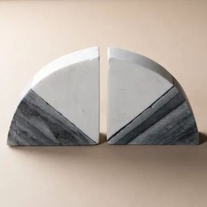 Porte-livres pyramidaux en marbre Art Déco élégants, sculptés à la main pour l'organisation moderne de la maison, du bureau et des bibliothèques - Product Image 3