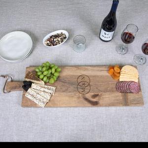 Planche à découper longue et mince avec boucle de suspension, surface épaisse et lisse, idéale pour couper, servir et décorer la cuisine avec style - Product Image 2