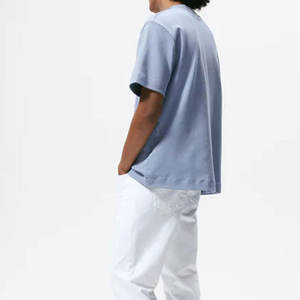 Camiseta Oversize Personalizada con Hombros Caídos para Hombre, con Material Transpirable y Corte Moderno - Product Image 4