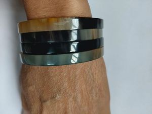 Manchettes, bracelets et bracelets en corne de buffle naturelle et moderne fabriqués à partir de corne de buffle véritable, disponibles dans un assortiment de - Product Image 5