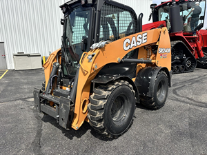 Chargeuse compacte sur pneus Case SR240B 2025 avec accessoires et option hydraulique auxiliaire à haut débit – Distributeur près de chez moi - Product Image 2