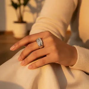 Bague d'éternité de luxe unisexe en or blanc plaqué rhodium avec moissanite taille princesse, sertie à griffes, design géométrique classique, pour mariage - Product Image 2