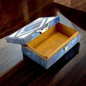 Caja de baratija de resina azul hecha a mano Solución de almacenamiento elegante con estilos de Ángel de frutas de alimentos - Product Image 1