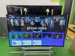 Téléviseur intelligent incurvé 4K Ultra HD Android avec écran LED et télécommande pour le divertissement à domicile - Product Image 2