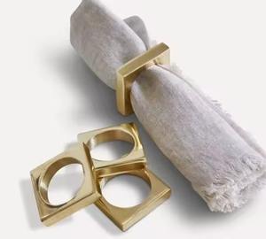 El servilletero de metal dorado moderno ofrece un elegante y lujoso acento, ideal para arreglos de mesa elegantes y reuniones especiales - Product Image 5