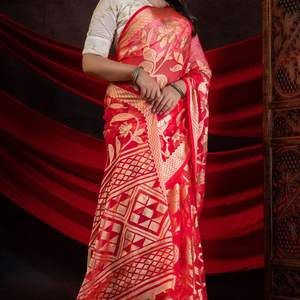 Saree brasso noir de qualité supérieure avec des accents floraux en feuille d'organza transparent orné de pallu et de bordure artisanale pour les occasions - Product Image 2