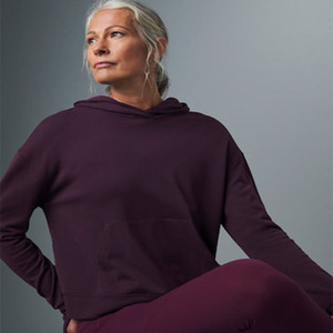 Sweat à capuche d'entraînement de gymnastique avec logo personnalisé prune de meilleure qualité et à forte demande pour femmes Anti-rides et respirant Sweats à capuche vierges pour femmes - Product Image 6