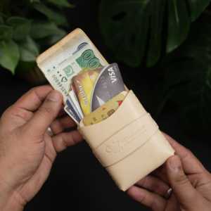 WF Leathercraft No. Cartera para Tarjetas de Crédito Todo en Uno 101, Cuero Natural de Curtido Vegetal, Capacidad para 1015 Tarjetas, Hecho de Forma Ética - Product Image 4