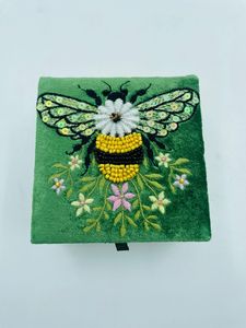 Boîte de rangement pour bijoux de mode faite à la main avec motif floral de papillon, tissu en velours brodé à la main, couleurs mélangées, collier, boucles d'oreilles - Product Image 2