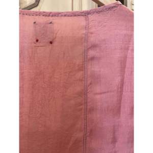 Blusa de Seda para Mujer PADMA, Color Rosa Polvoriento, con Cuello Alto de Satén y Decoración de Encaje, Corte Holgado, Talla Única (XS-XL) - Product Image 6