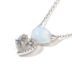 Collar de Plata de Ley con Cristal de Piedra Lunar y Diseño de Gato Mágico Jeulia Moonlight - Product Image 3