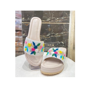 Sandales de travail en fil ethnique et perles pour femmes fabriquées à la main Style Boho Slip-Ons plats pour vêtements décontractés et de fête d'Inde - Product Image 1