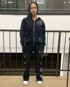 Conjunto Deportivo Unisex con Bordado Desgastado y Pedrería, Ropa Urbana Personalizada, Pantalones Deportivos Holgados con Lavado Ácido y Sudadera con Capucha - Product Image 2