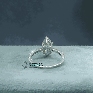 Anillo de compromiso/aniversario solitario de moissanita de 1.80 ct con corte marquesa y redondo, engaste de puntas, plata de ley 925 para mujer Ritzin - Product Image 5