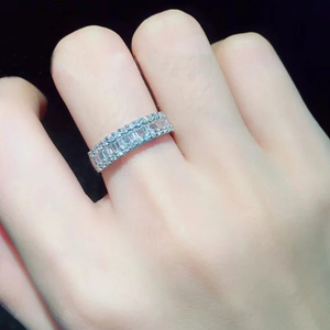 Anillo de Compromiso de Diamante Cultivado en Laboratorio con Claridad VVS en Oro Blanco de 14K para Mujer, Certificado IGI, Corte Baguette - Product Image 3