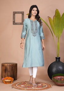 Robe en coton Kurti à broderie lourde en soie indienne pour les mariages de printemps/été avec broderie florale élégante - Product Image 4