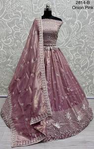 นักออกแบบ lehenga choli กับเลื่อมและงาน zari - Product Image 5