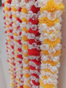 Guirlandes de fleurs artificielles Mogra faites à la main en Inde avec pompons rouges et jaunes Décoration de la maison Temple Décoration Diwali Événements Fêtes - Product Image 3