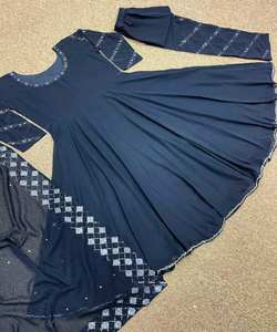 Fusion de la mode: Salwar Kameez de style pakistanais-Fusion de styles traditionnels et modernes, créant un VÊTEMENT de mode chic et élégant - Product Image 5