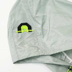 เสื้อแจ็คเก็ตกันลมแบบมีฮู้ดสำหรับผู้ชาย น้ำหนักเบา กันน้ำ คุณภาพสูง สีพื้นตัดกัน  รับสกรีนโลโก้ตามแบบ - Product Image 3