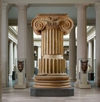 Colonnes en marbre blanc cannelé massif avec chapiteaux sculptés floraux – Architecture moderne pour entrées extérieures, cours et halls – HAYAT