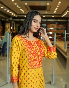 Conjunto Tradicional Indio-Pakistaní para Mujer, Kurta Elegante en Línea A, Bordada en Amarillo, de Algodón Puro con Estampado Floral, Pantalón y Dupatta - Product Image 4