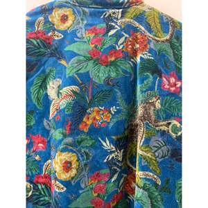 Chaqueta Estampada de Terciopelo Azul Cobalto Sostenible Talla Grande/XL, Ropa de Verano Jungle Court's con Motivos Botánicos de Monos, Teñida y Procesada - Product Image 2