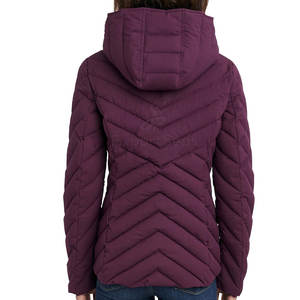 Veste matelassée à la mode pour les journées froides avec un matériau léger et chaud Veste matelassée de qualité supérieure avec col haut et design coupe-vent - Product Image 2