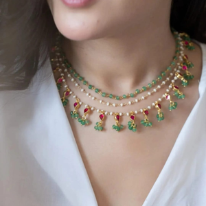 Collier Kundan traditionnel plaqué or avec pierres en forme de goutte rouge rubis, pendentifs à perles vertes et chaîne de perles, idéal pour mariages et occasions festives - Product Image 3