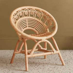 Chaise bébé en rotin faite à la main pour événements pour enfants et chambres, mobilier de chambre d'enfant et de salle de jeux, en vente - Product Image 1