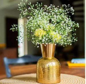 Llamativo jarrón de aluminio dorado con textura escultórica, haciendo una declaración moderna audaz como pieza de arte o mostrando productos botánicos secos - Product Image 4