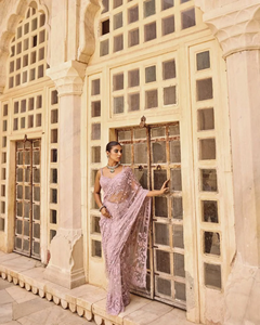 Saree pakistanais indien de style Bollywood avec broderie complexe et chemisier fortement embelli pour les fêtes d'hiver - Product Image 3