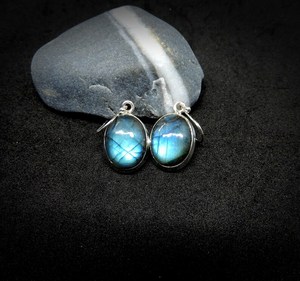 Pendientes de labradorita de plata de ley con ajuste de bisel incrustaciones ovaladas azules llamativas para bodas y fiestas - Product Image 4
