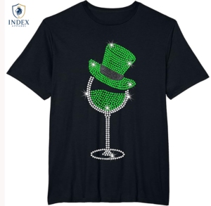 T-shirt décontracté à manches courtes et col rond pour homme Index Apparel, motif verre à vin noir orné de strass et chapeau vert, coupe régulière - Product Image 1