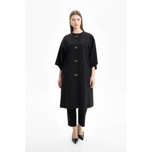 Cape noire brodée avec manches pour l'automne en tissu tissé - Product Image 5