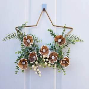 Couronne en métal feuille florale avec des motifs de feuilles réalistes disposés de manière créative pour la décoration murale de la maison - Product Image 6