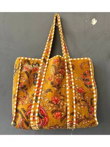 Bolsa de Mercado Acolchada Hippie de Terciopelo Estampado Hecha a Mano - Product Image 5
